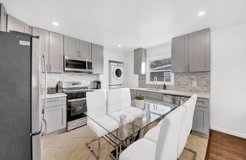 White Plains House | 3 Bedroom Home Free Parking Great for Families, Friends & Groups
