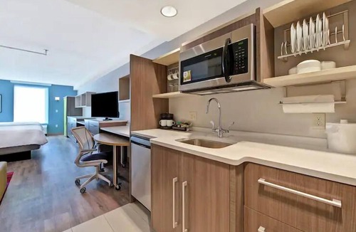 West Palm Beach Hotel | 3 Bright King Studios w/BBQ & Breakfast, 4mi Cox Science Aquarium WPB Area