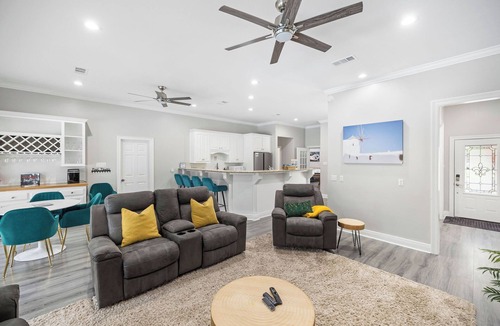Ponchatoula House | 3 Kings, Pool house Suite, Hot Tub, & Game Room