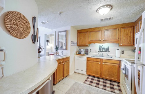 Sugar Mountain Apartment | 3 Mi to Sugar Mtn Slopes! Condo w/Hot Tub & Pool
