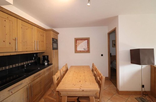 Les Almes Apartment | 300m from shops, 2nd floor, balcony, tv, ski locker, 60m², Tignes