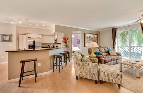 Pineapple Grove Arts District Condo | 3bed/2ba DOWNTOWN DELRAY BEACH, WALK TO BEACH, FOOD & SHOPS! PINEAPPLE GROVE!