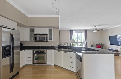Pineapple Grove Arts District Condo | 3bed/2ba DOWNTOWN DELRAY BEACH, WALK TO BEACH, FOOD & SHOPS! PINEAPPLE GROVE!