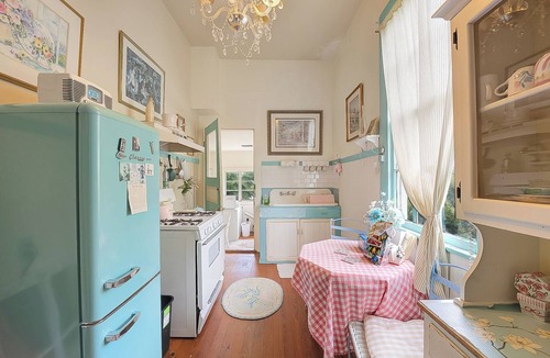 Metairie Apartment | 3BR/1 BA APT, Designer, Upscale, luxury, Streetcar, French Quarter, Balcony!