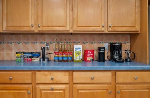 Southeast Yonkers Apartment | 3BR Apt Near Train Balcony Yonkers