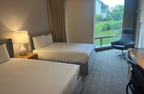 Ossining Hotel | 4 Double Guestrooms | Stylish Modern Lodging for Leisure and Weekend Trips