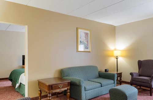 Smithfield Hotel | 4 Pet-Friendly Rooms w/Free Break, On-Site Parking & Outdoor Pool Access!