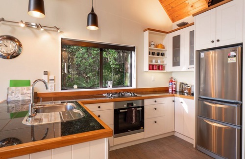 Onetangi Cottage | 4 Wheel Drive included. 5-minute walk from Ferry to car. Hot on arrival Spa Pool