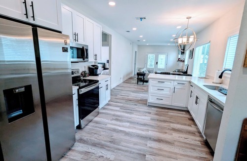 Liberty City House | 5-15 minutes to EVERYTHING Wynwood and Miami! Your urban oasis awaits!