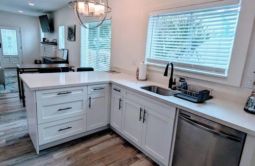 Liberty City House | 5-15 minutes to EVERYTHING Wynwood and Miami! Your urban oasis awaits!