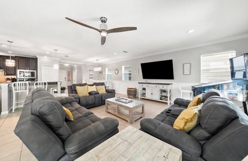 Interchange Square House | 5 Bdr, 7miles-Beach 50 min to Disney 2 Master’s 1 on 1st Fl HEATED POOL GAMEROOM