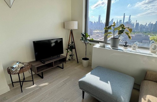 Queens Apartment | 5 mins to Midtown Amazing City View Luxury Urban Oasis 1 Bedroom Apartment