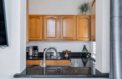 Tulane - Gravier Bed & Breakfast | 6 Bedroom Suite in Hotel on the Streetcar Line with Pool Access