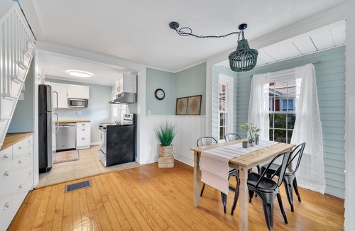Westbrook Center Cottage | Adorable Cottage with Cottage porch, walk to water & town