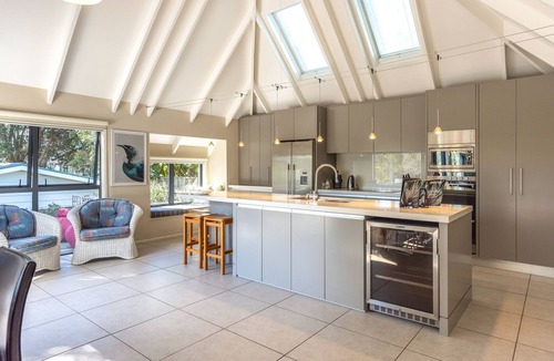 Onetangi House | All day sun house with metres away from the golden sands of Onetangi Beach.