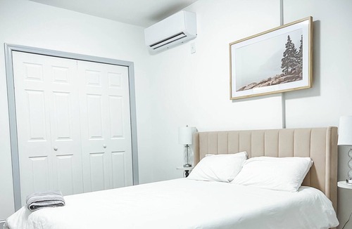 Queens Apartment | Amazing Executive Townhouse near JFK (6 bedroom -2 bathroom)