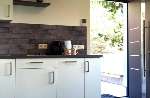 Velden am Worther See Apartment | Apartment Margarethe with Lake View, Private Terrace and Wi-Fi