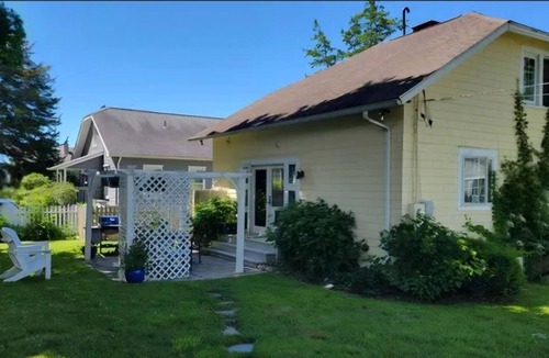 Madison House | AVAILABLE JULY/AUGUST & other Charming 2 bedroom bungalow 1 block to the beach.