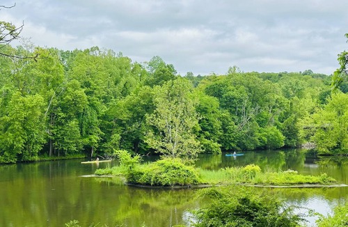 Lanesville Apartment | “Avi Triangle “ Base floor apartment waterfront with WiFi, lovely New Milford