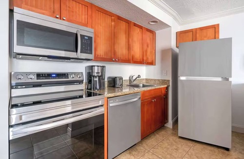 Ormond Beach Hotel | Beachside Studio w/Kitchen, Pools & Hot Tub l Near Daytona Beach Pier - 4.7 mi
