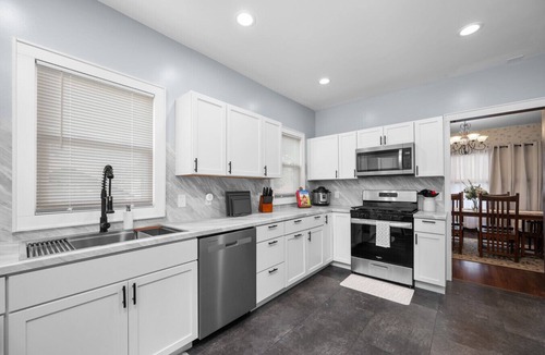 Davenport House | Beautiful 1923 Craftsman 5 Min to DT Garage 6Beds!