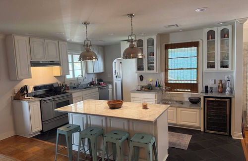 Jefferson House | Beautiful 2-bedroom house located 3 Blocks from Oschner Hospital Main Campus