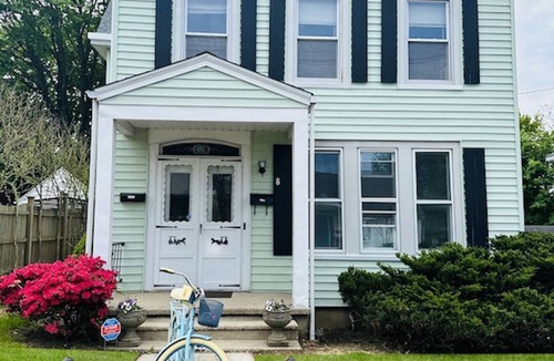 East Norwalk Apartment | Beautiful 2BR apt in Beach community, close to train and hwys! Only 1hr to NYC!
