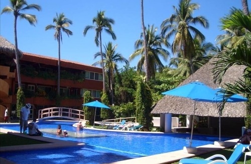 Zihuatanejo Condo | Beautiful 3 Bedroom Condo w Swimming Pool- 1 Block from Fabulous La Ropa Beach