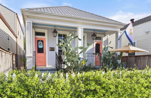 West Riverside House | Beautiful 3bed 2Ba Home in Uptown New Orleans! Close to Magazine St/Universities