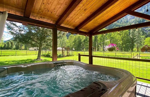 Clinton Cabin | Beautiful Cabin with Hot-Tub and Breathtaking Landscape Views in Montana