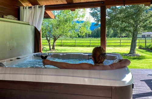 Clinton Cabin | Beautiful Cabin with Hot-Tub and Breathtaking Landscape Views in Montana