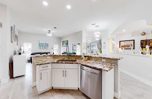 Lakewood Park House | Beautiful Fort Pierce Beachside House — Dog-Friendly, Fenced-In Backyard & Prime Location! 🌴