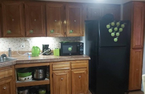 Queens House | BEAUTIFUL, LARGE 4 BEDROOMS, 2 BATHS, BALCONY IN REGO PARK UP TO 15 PEOPLE OK