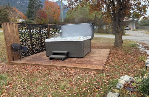 Golden House | Beautiful Mountain Views-Luxury Hot Tub-Family & Pet Friendly