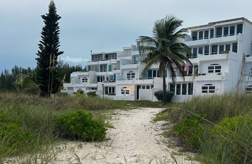 Bahamas Terrace House | Beautiful oceanfront townhome just steps from the beach