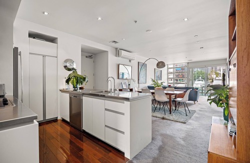 Auckland Central Business District Apartment | Beautiful, quiet, waterfront apartment, with pools, carparks and stunning views