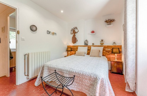 Saint-Martin-de-Crau Bed & Breakfast | Bed and Breakfast 'Aux Portes Des Alpilles' with Shared Pool, Wi-Fi and Air Conditioning