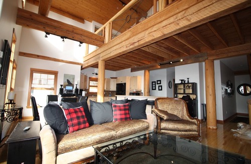 Snow Pine Estates Ski Chalet | Big White Snow Pines Chalet - Pet Friendly Sleeps up to 10, Private Hot Tub!!!
