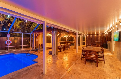 Boynton Beach House | BoyntonBeach Renovated House: Safest Area, Screened Pool, Patio, Bar, Near Beach