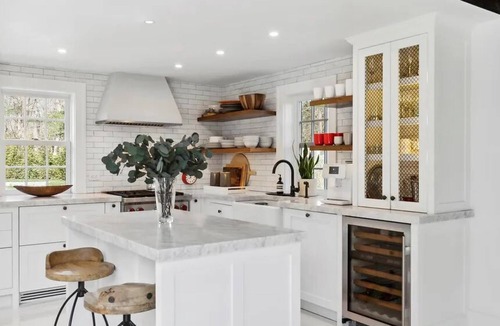 Bridgehampton House | Bridgehampton Luxe Designer Farmhouse - your high-end home away in the Hamptons!