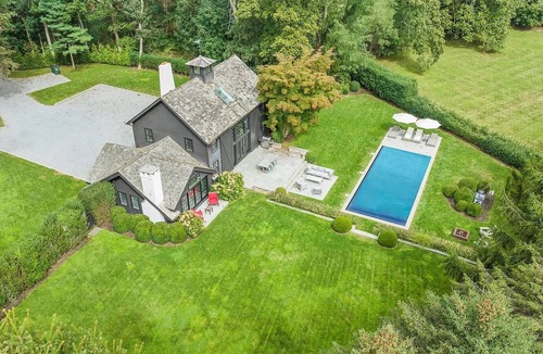 Bridgehampton House | Bridgehampton Luxe Designer Farmhouse - your high-end home away in the Hamptons!
