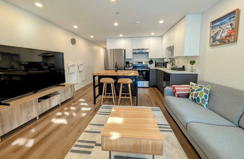 Hastings House | Bright 2-Bed Ground Suite | Steps to PNE & Transit