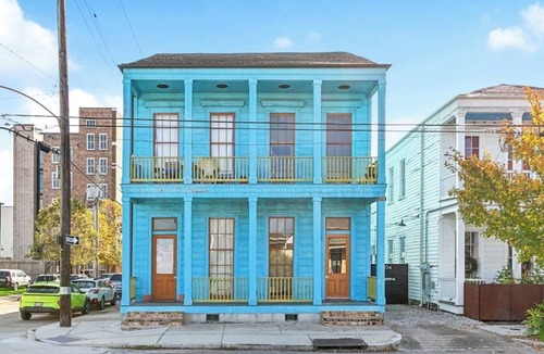 Faubourg Lafayette Apartment | Bright 2BR w/Balcony Near St. Charles - Blue House NOLA