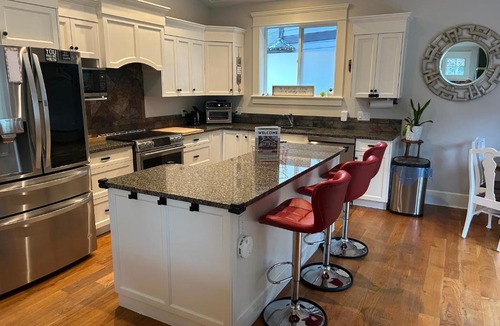 Victoria House | Bright Spacious Entire Home with Kids Backyard Set
