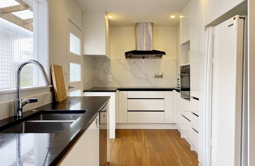 Browns Bay House | Browns Bay Spacious Retreat- near Beach & Shopping