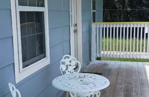 Houma House | Butsy's Fish Camp is a Cozy 3-bedroom house. Close to the BEST fishing in LA!