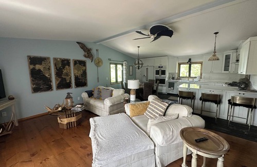 Apple River House | Cabin style 3bdrm home in Apple Canyon, walking path to the lake