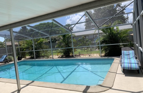 Melbourne House | CAPTAIN’S QUARTERS Tropical pool house. Airport, Beaches, Usssa sports complex