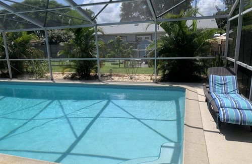 Melbourne House | CAPTAIN’S QUARTERS Tropical pool house. Airport, Beaches, Usssa sports complex