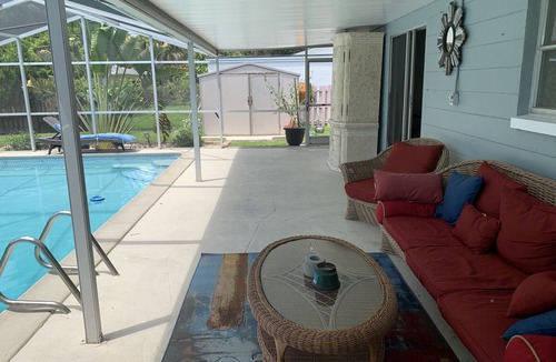 Melbourne House | CAPTAIN’S QUARTERS Tropical pool house. Airport, Beaches, Usssa sports complex
